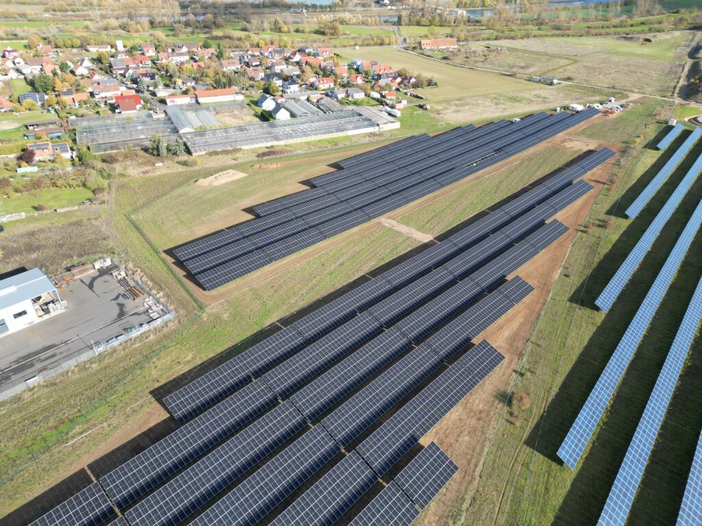 Luftbild des Bürgersolarparks Mainsondheim