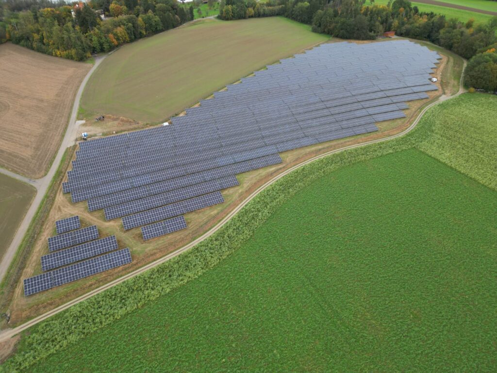 Der Bürgersolarpark Kraiburg: Ein Luftbild der 13 MW Anlage. Ein Teil finanziert über die EGIS eG