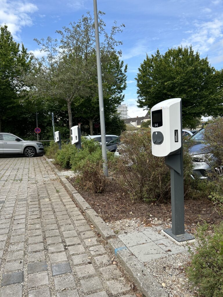 AC-Lader Parkplatz Friedhof