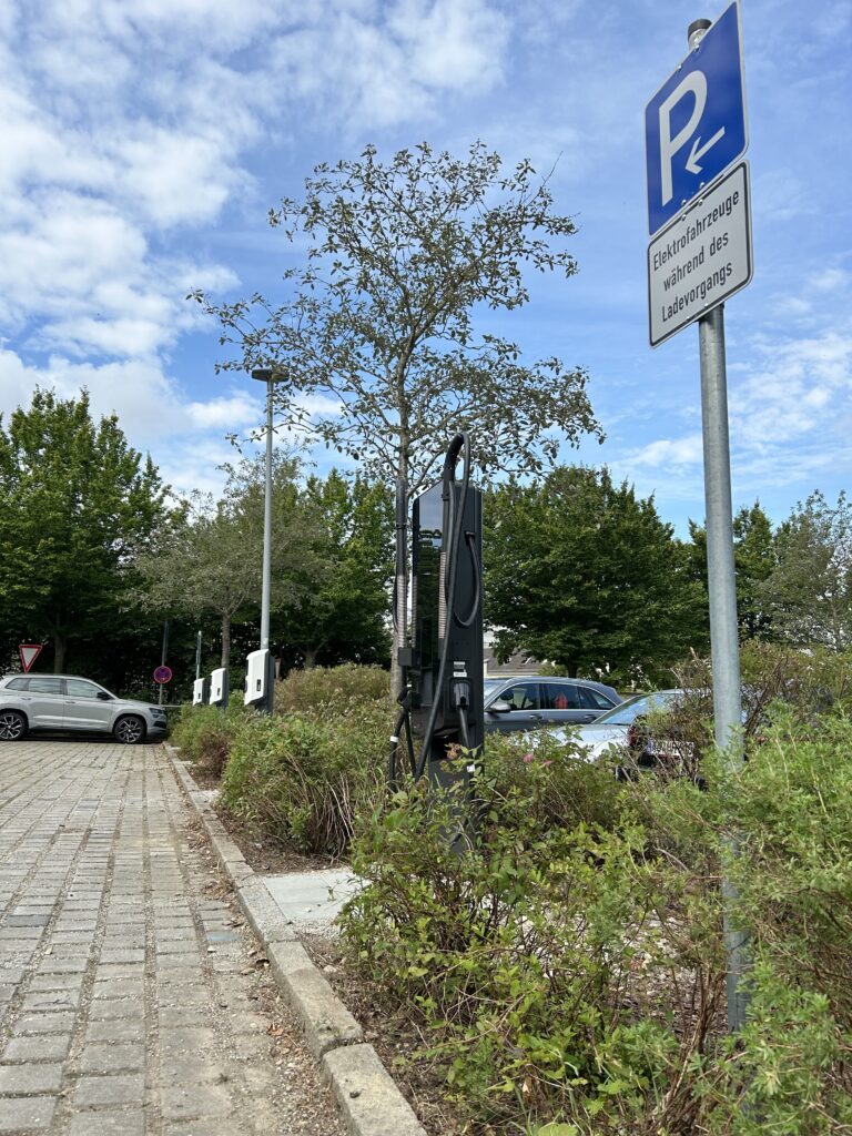 Schnelllader Parkplatz Friedhof